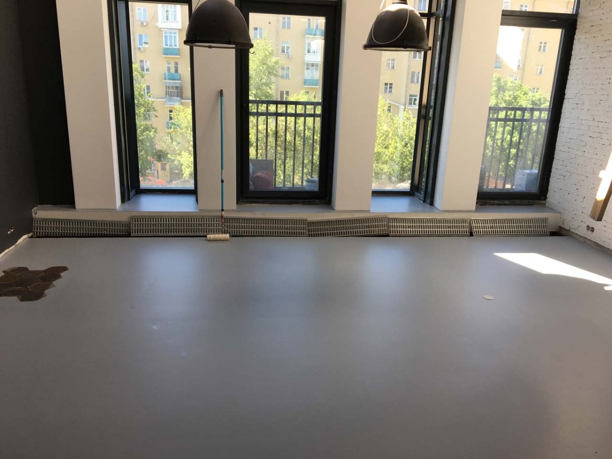 Наливной пол в интерьере однотонный