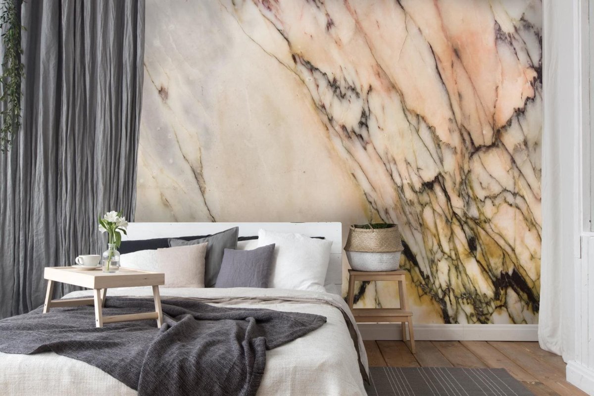 Спальня с мраморной стеной