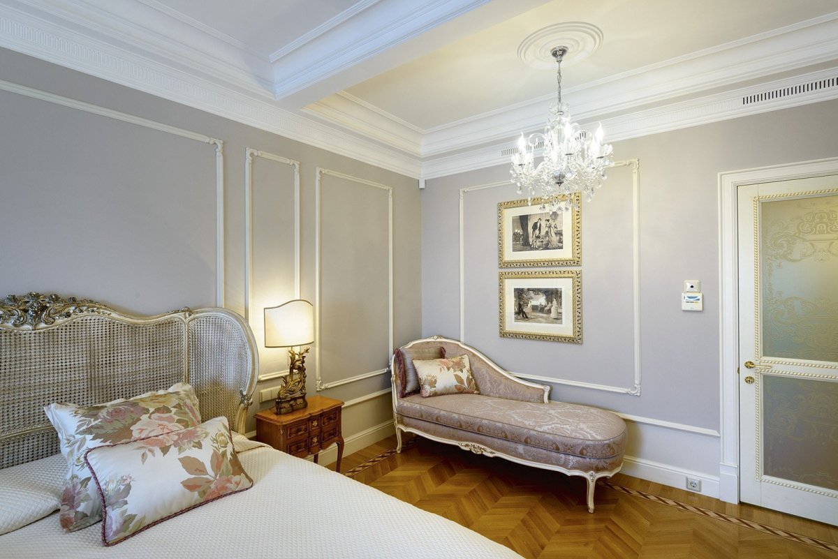 Молдинги в спальне