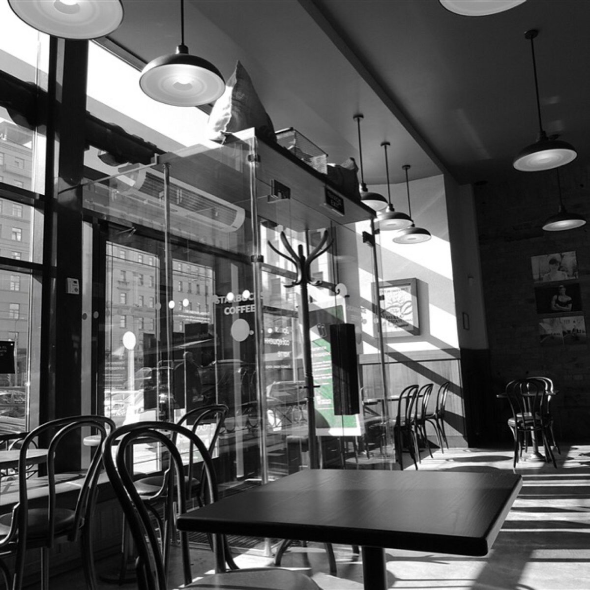 Кофейня в черно белом стиле