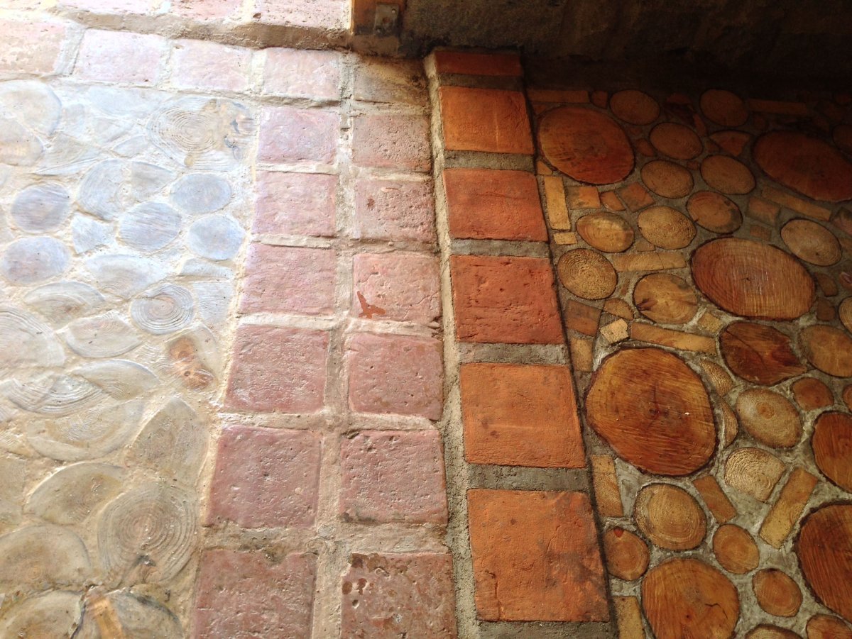 Стол из спилов дерева