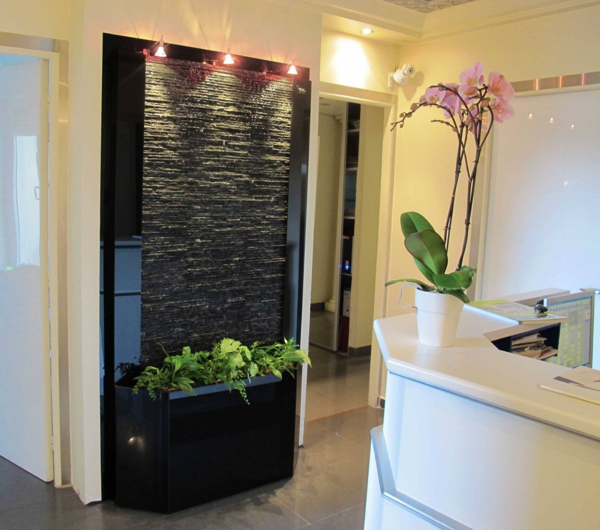 Интерьерный водопад по стеклу