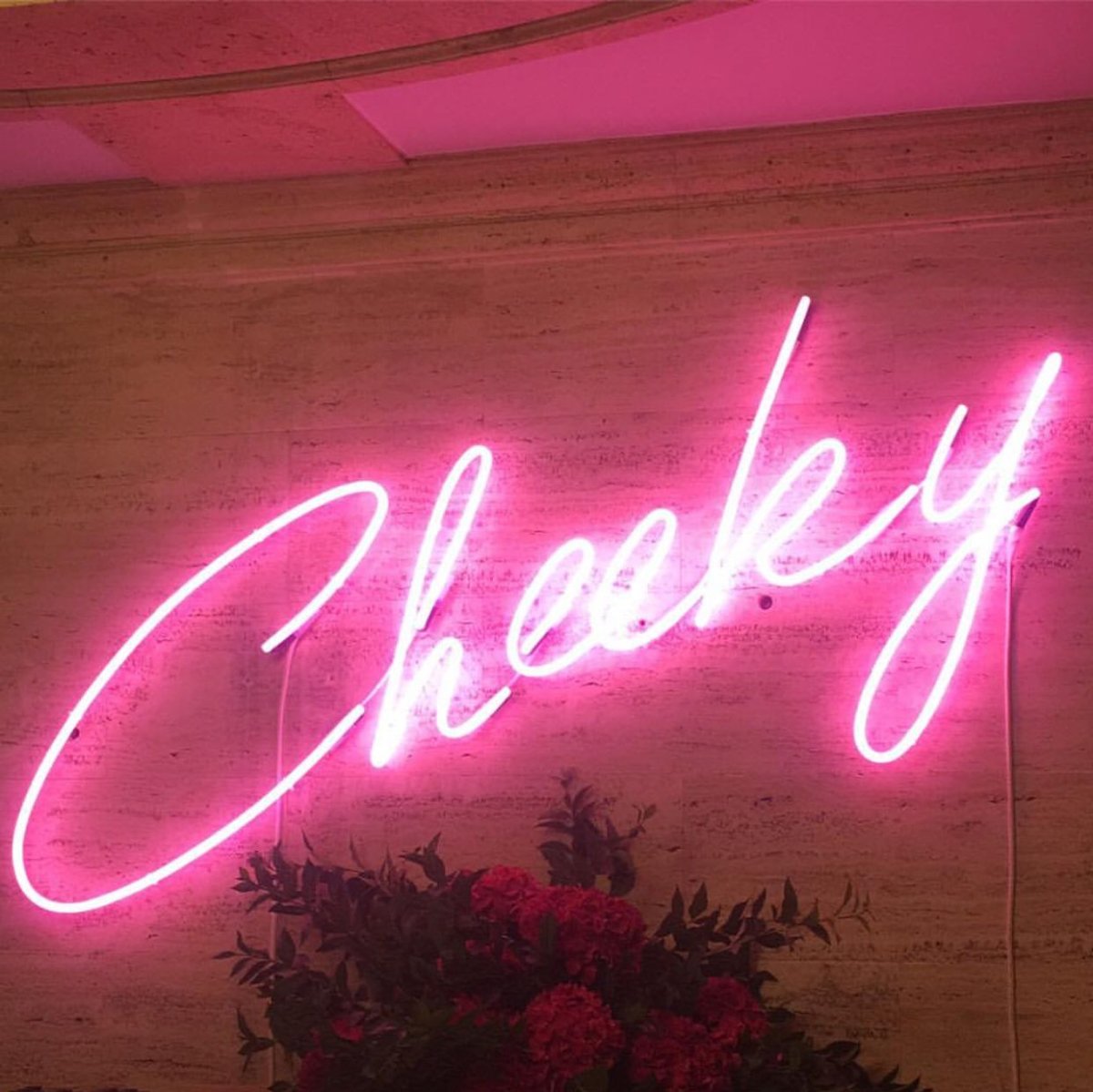 Неоновые надписи в интерьере