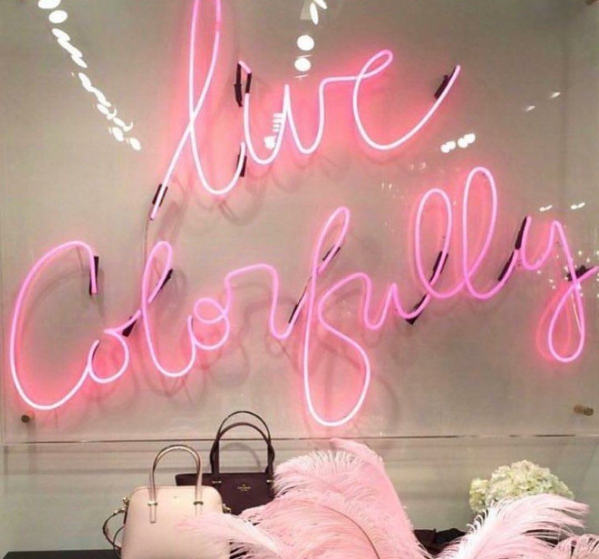 Неоновая стена