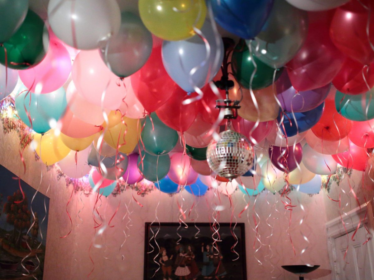 Украсить комнату шарами в мужском стиле