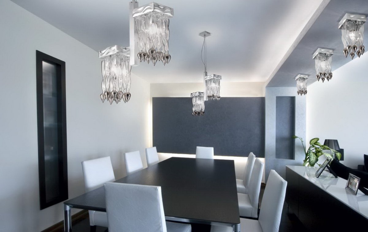 Светильник над столом на кухне