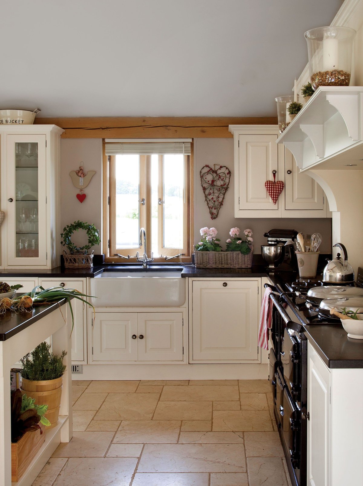 Интерьер кухни с окном в частном доме