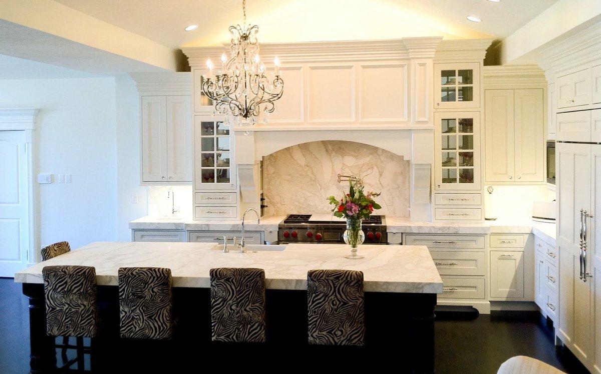 Белая кухня с мраморной столешницей в интерьере