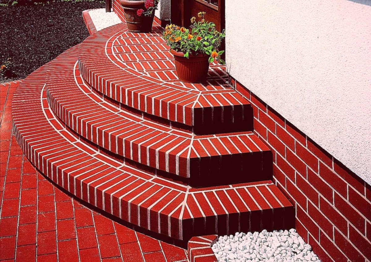 Полукруглое крыльцо из кирпича