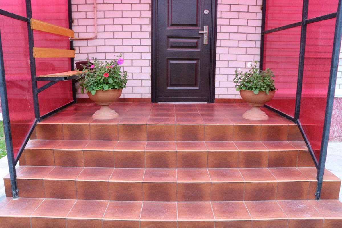 Отделка крыльца