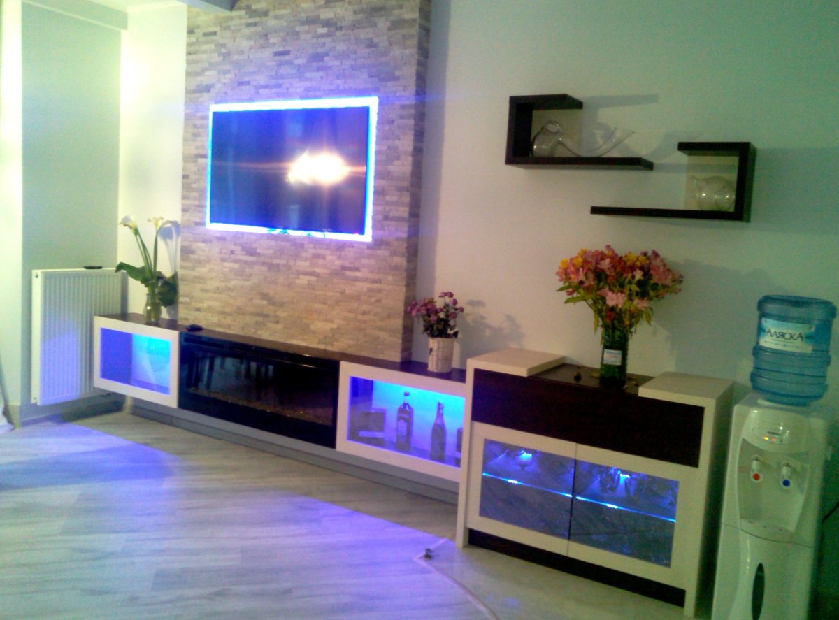 Панель за телевизором