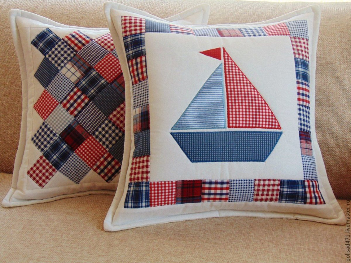 Подушка на зеленом фоне с якорем