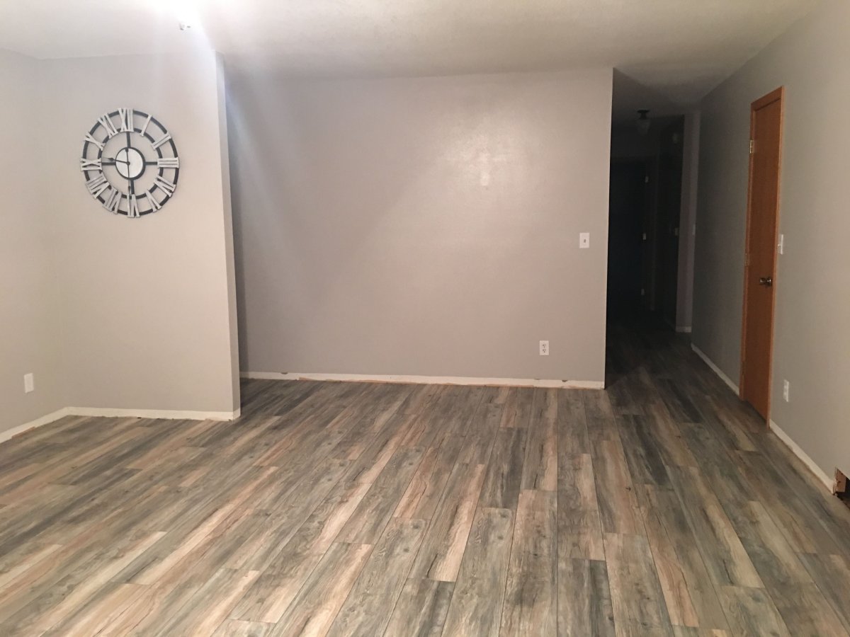 Комната с черным ламинатом