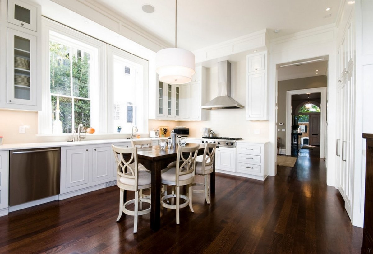 Интерьер кухни с темной мебелью