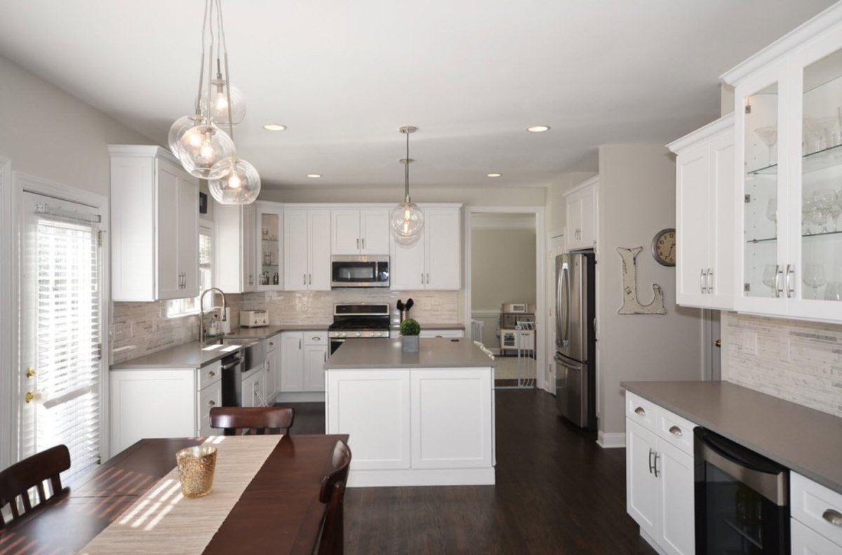 Кухня в бежевом и коричневом цвете