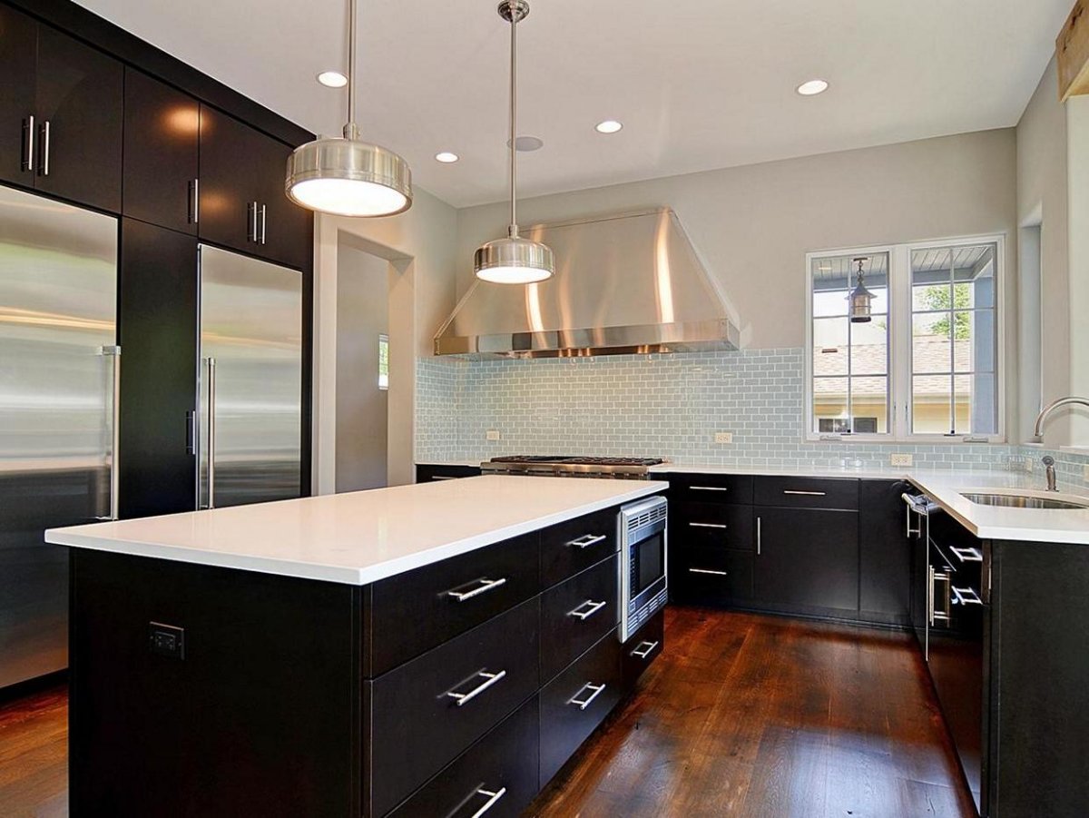 Кухня в бело коричневых тонах