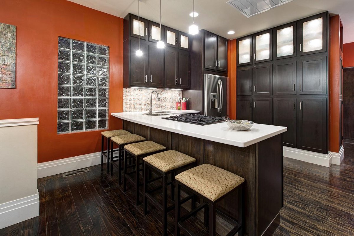 Кухня с темным полом