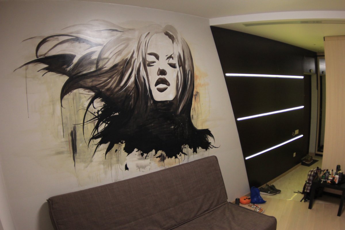 Портреты на стене в квартире