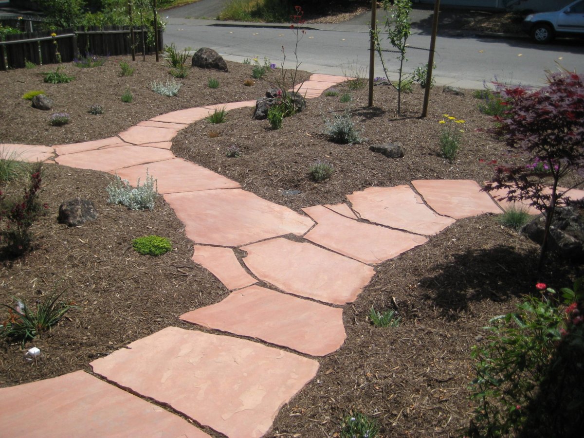 Плитняк в саду дорожки