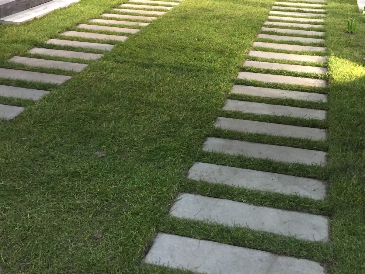 Плиты для пошаговых дороже