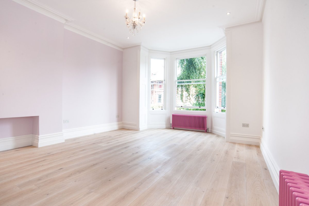 Светлая комната без мебели