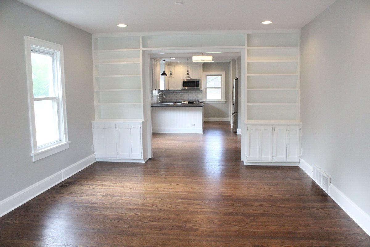 Серые стены деревянный пол