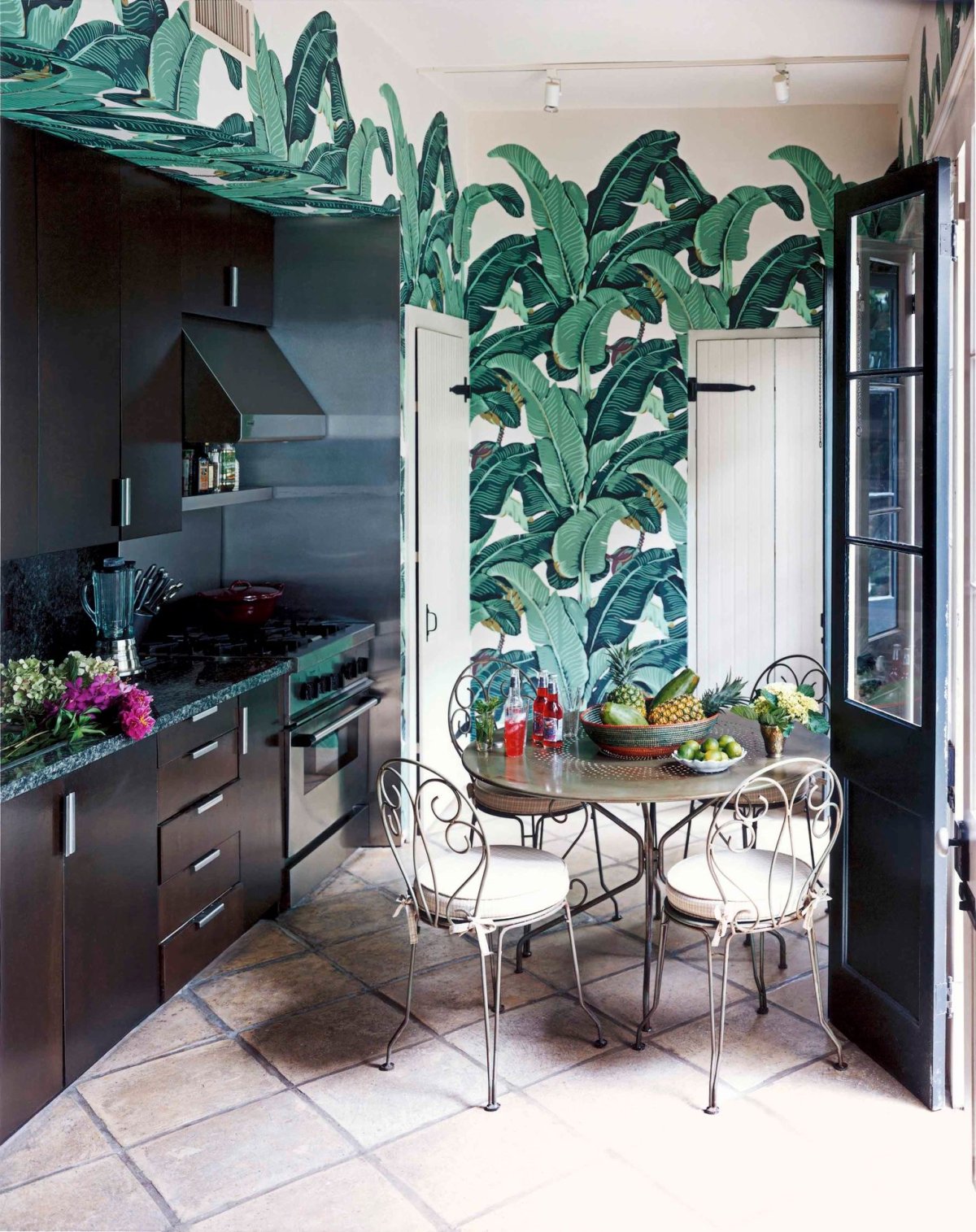 Кухня в тропическом стиле белые обои