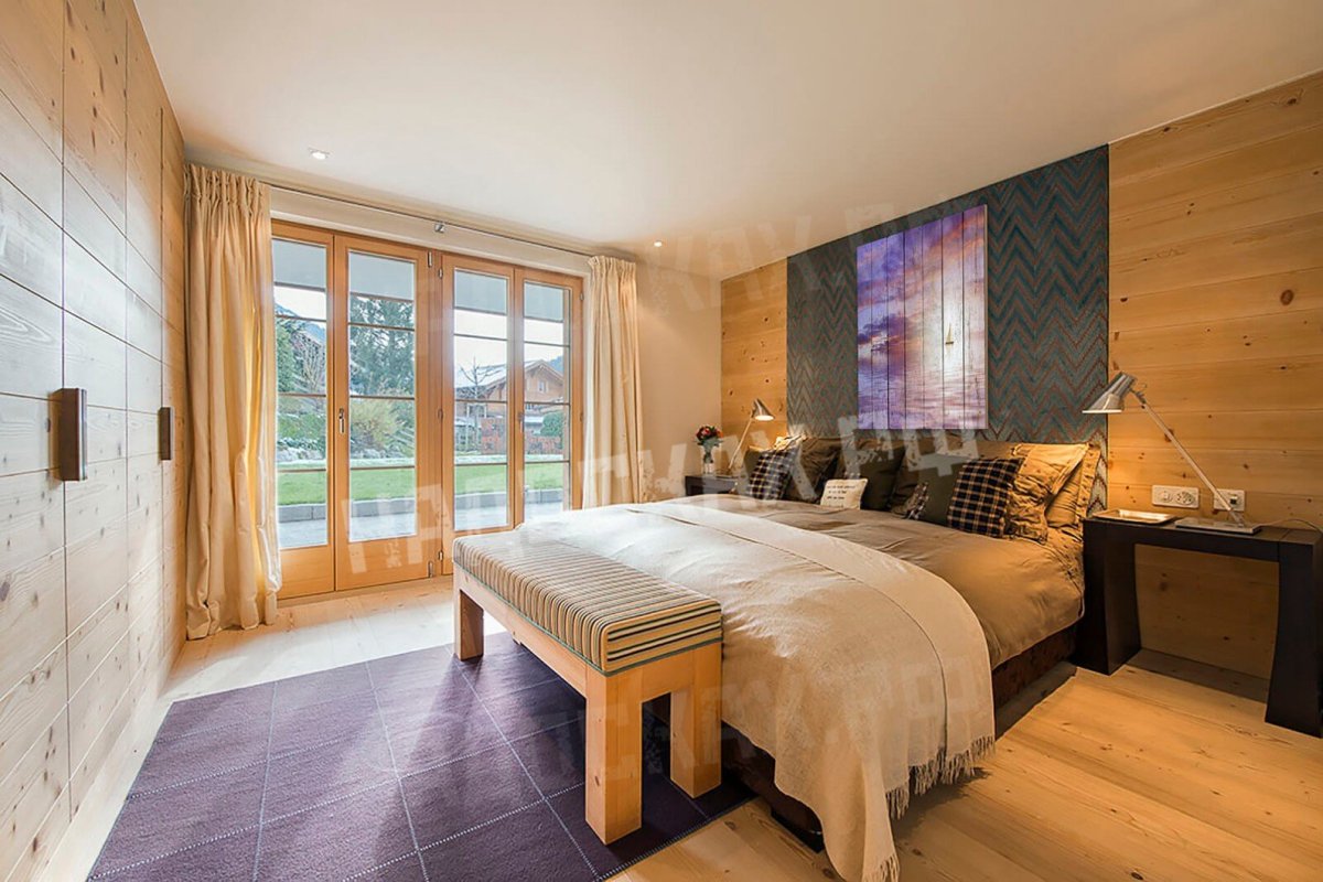 Деревянная стена в спальне