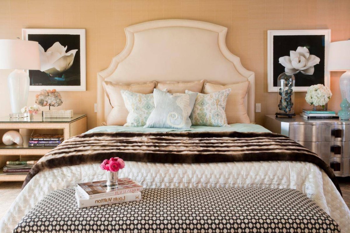 Декор стены персиковый