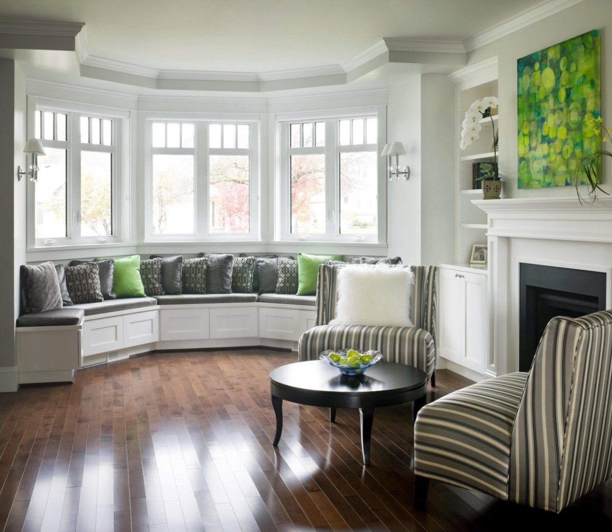 Гостиная с эркером в современном стиле