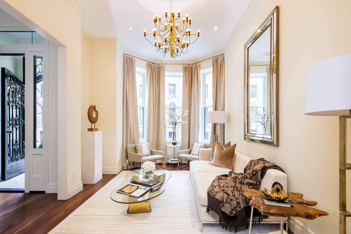 Гостиная с эркером в классическом стиле