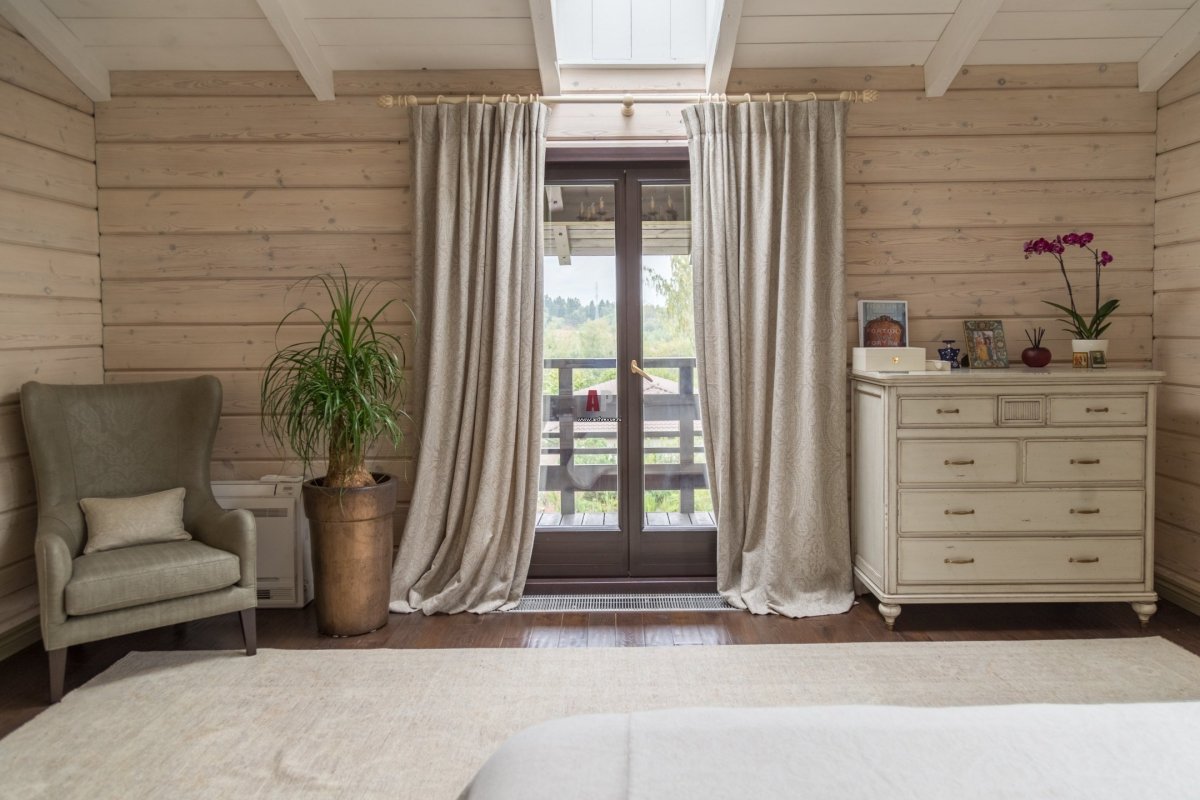 Шторы в спальню в деревянном доме