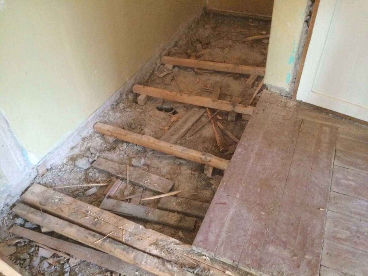 Демонтаж деревянного пола в квартире