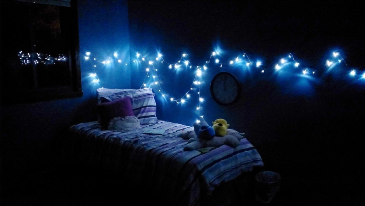 Фиолетовая неоновая комната