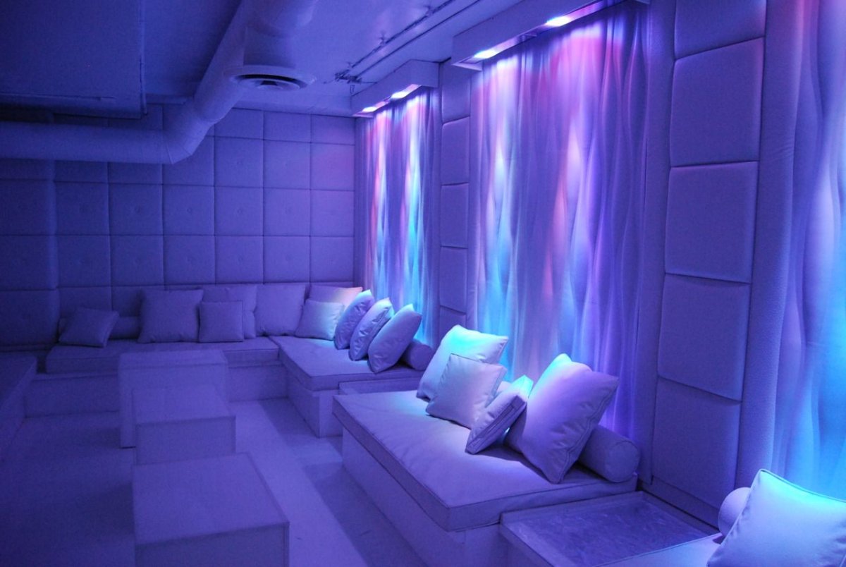 Помещение в голубых тонах