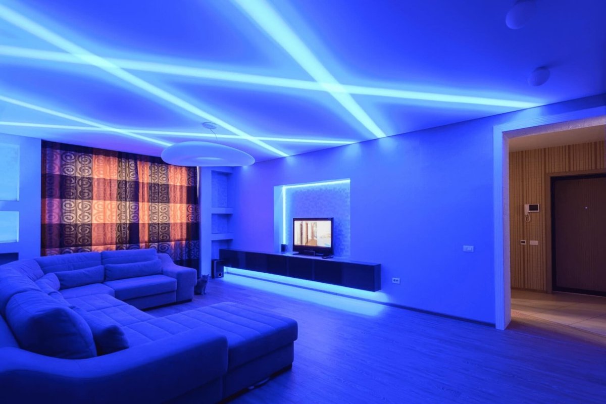 Голубой свет в комнате