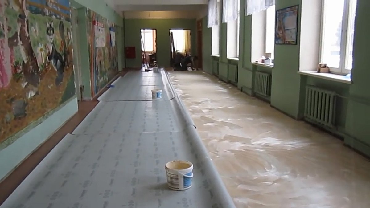 Пол в коридоре школы