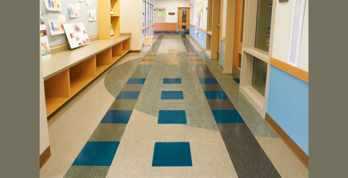 Пол в школьном коридоре