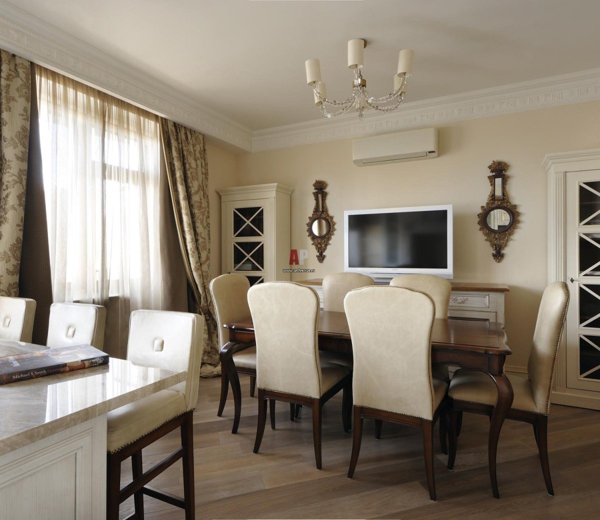 Стол и стулья для кухни в стиле Неоклассика