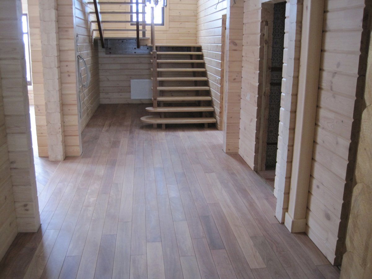 Ламинат в доме из бруса