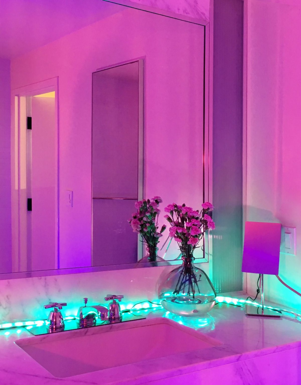 Неоновая подсветка в спальне