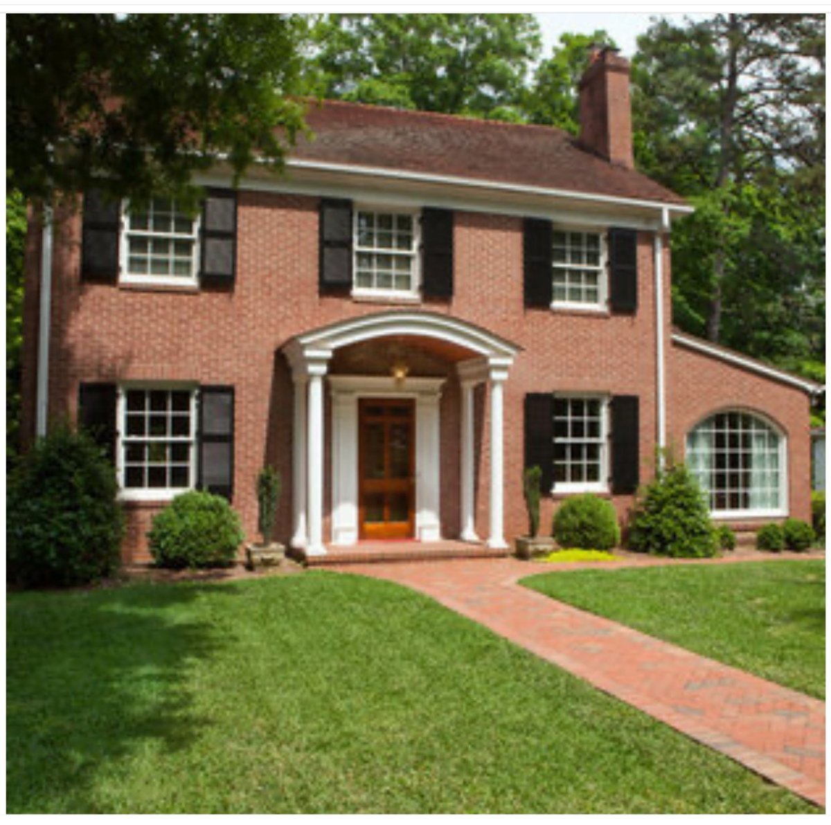 Маленький дом из красного кирпича