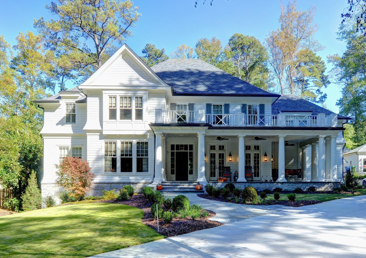 Дом в колониальном стиле с террасой