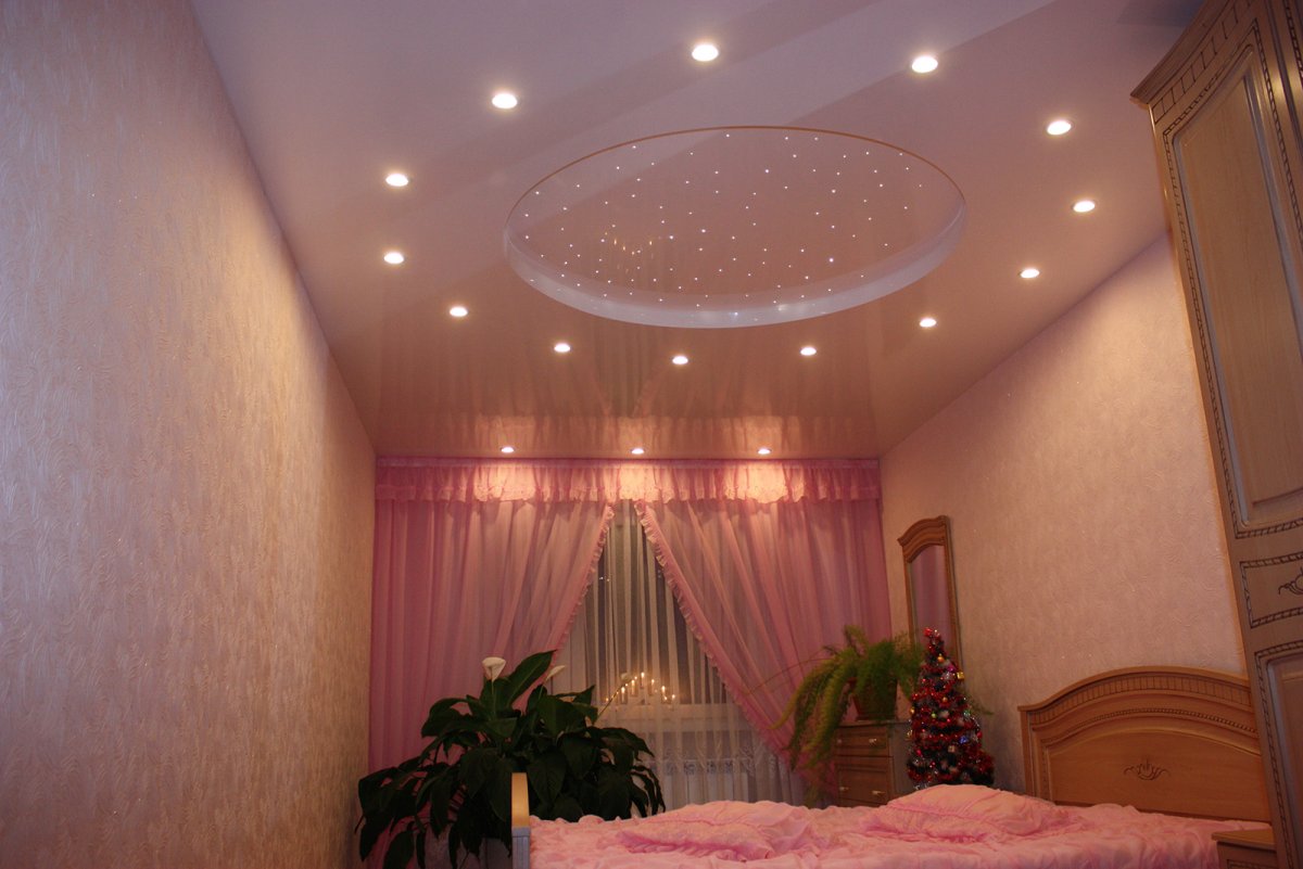 Натяжной потолок в спальне