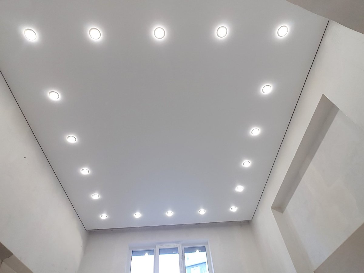 Потолок с точечным освещением