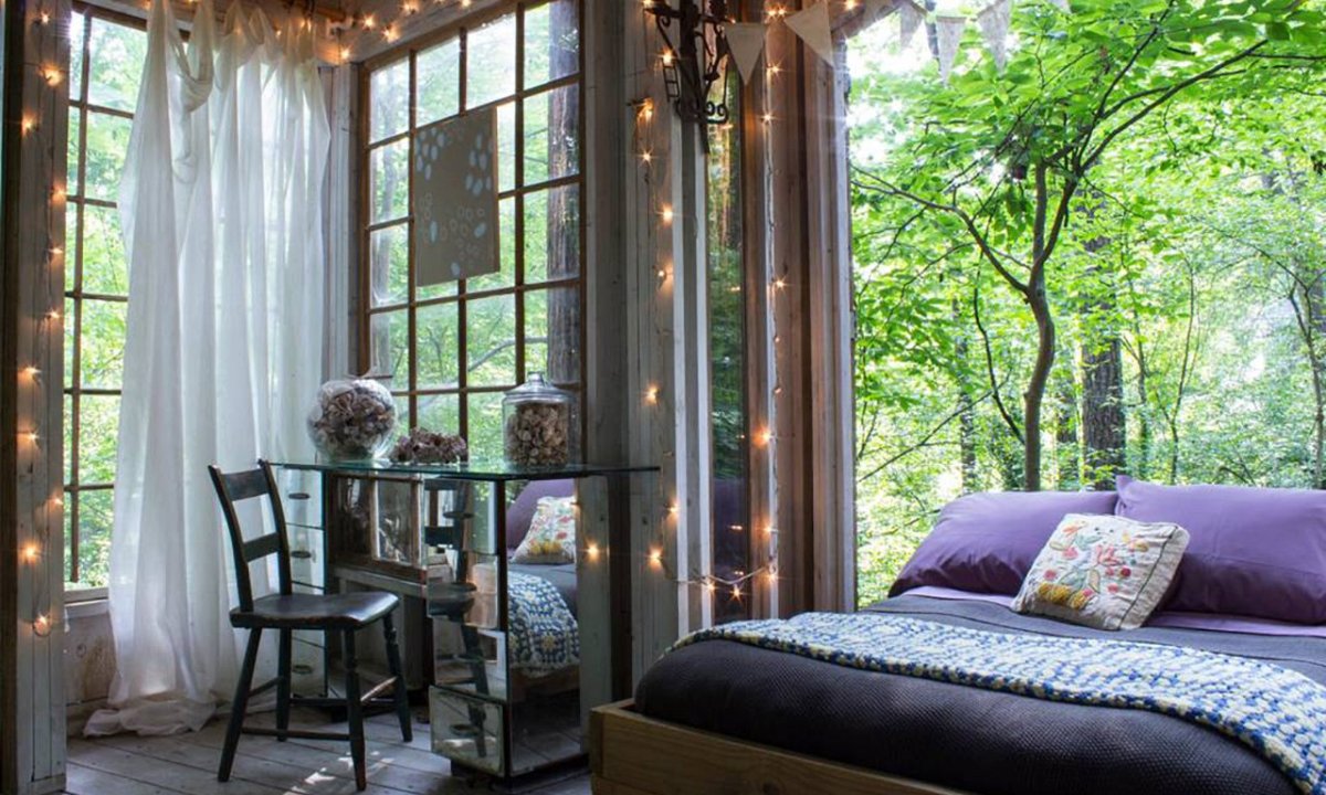 Уютная спальня в домике в лесу