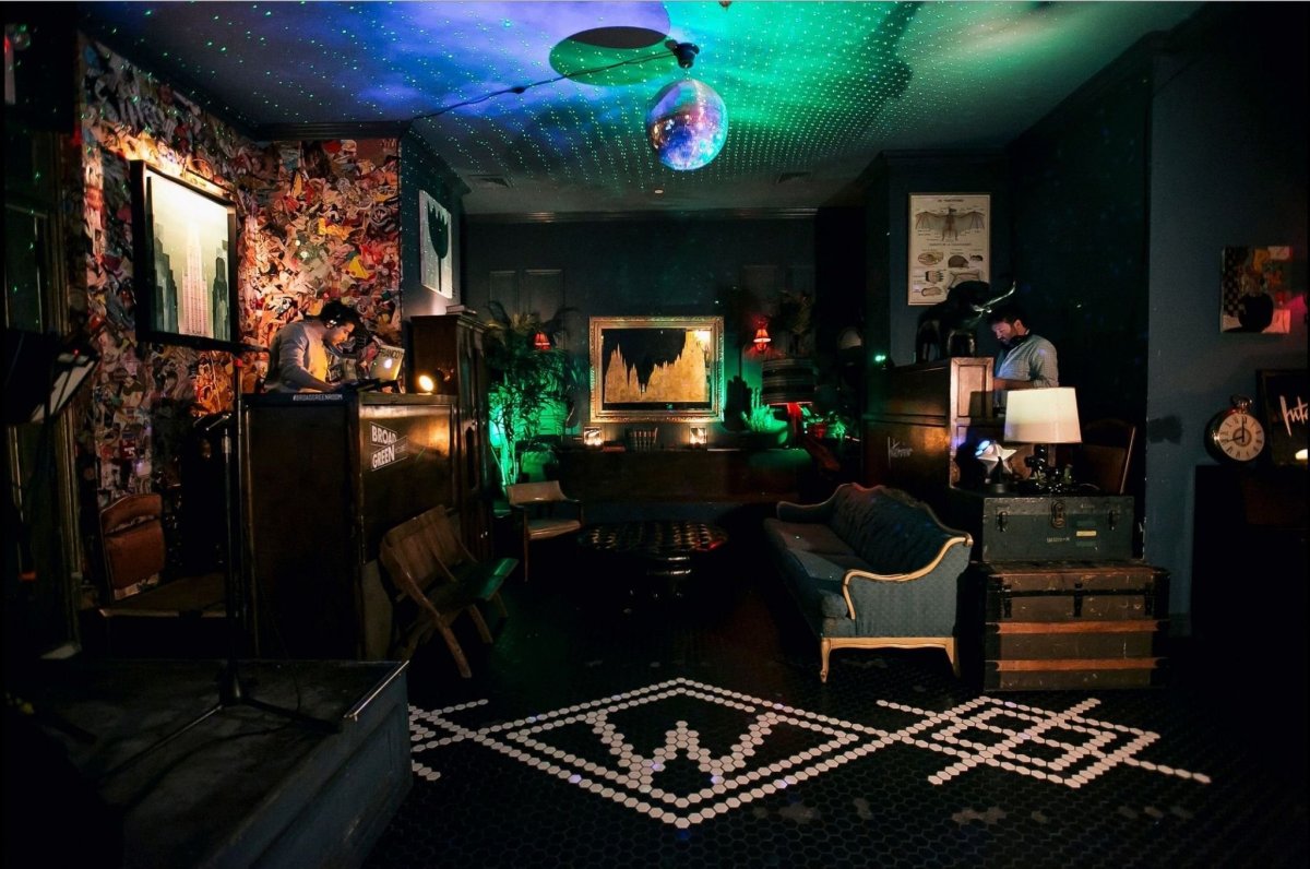 Ретровейв бар неон