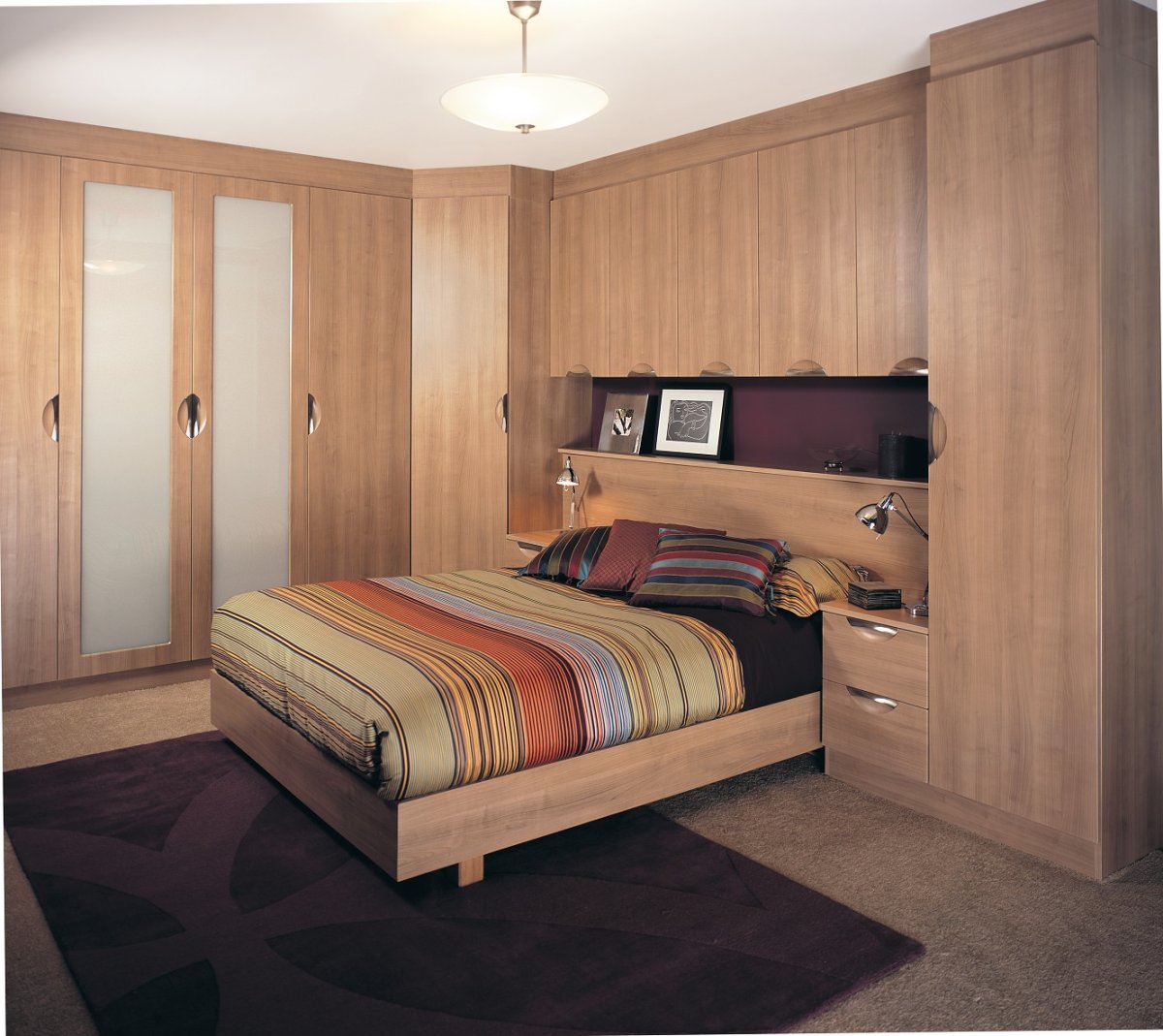 Спальные гарнитуры со встроенной кроватью