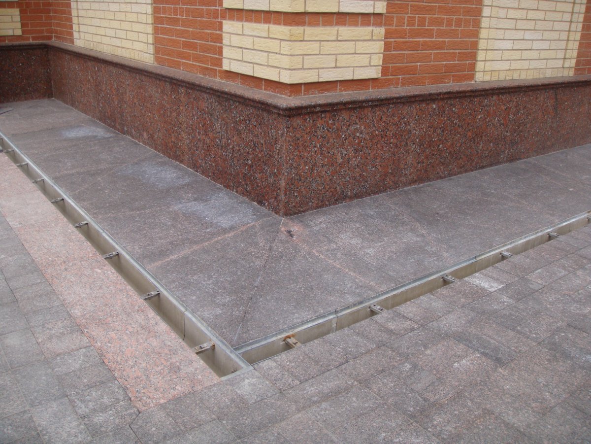 Цоколь и отмостка в плитке