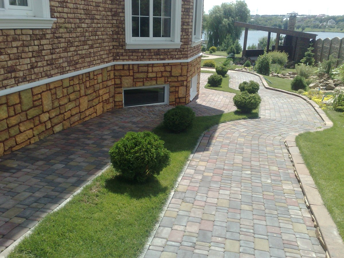 Дорожки вокруг дома